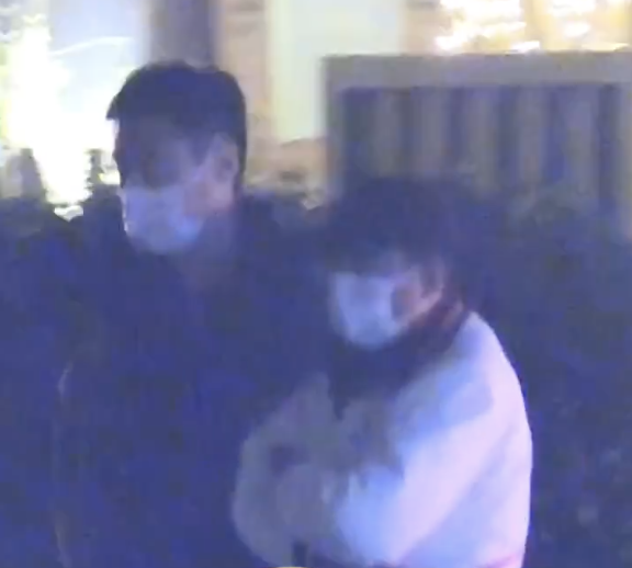 马伊琍|文章醉酒后在卡车旁如厕，由助理掩护，一年前就曾在车库里小便