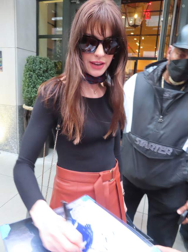 安妮·海瑟薇|安妮·海瑟薇亮相宣传新片，元气满满；新剪刘海很有少女感