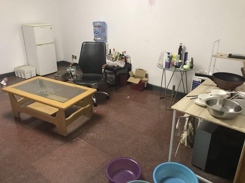 重庆|晒晒我在上海租的房，1000块钱一个床位，隔间之间还用窗户打通了