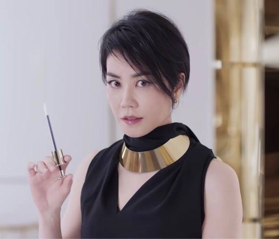 王菲|真老了！52岁王菲与小鲜肉约会模样大变，头发稀疏脸也有点僵