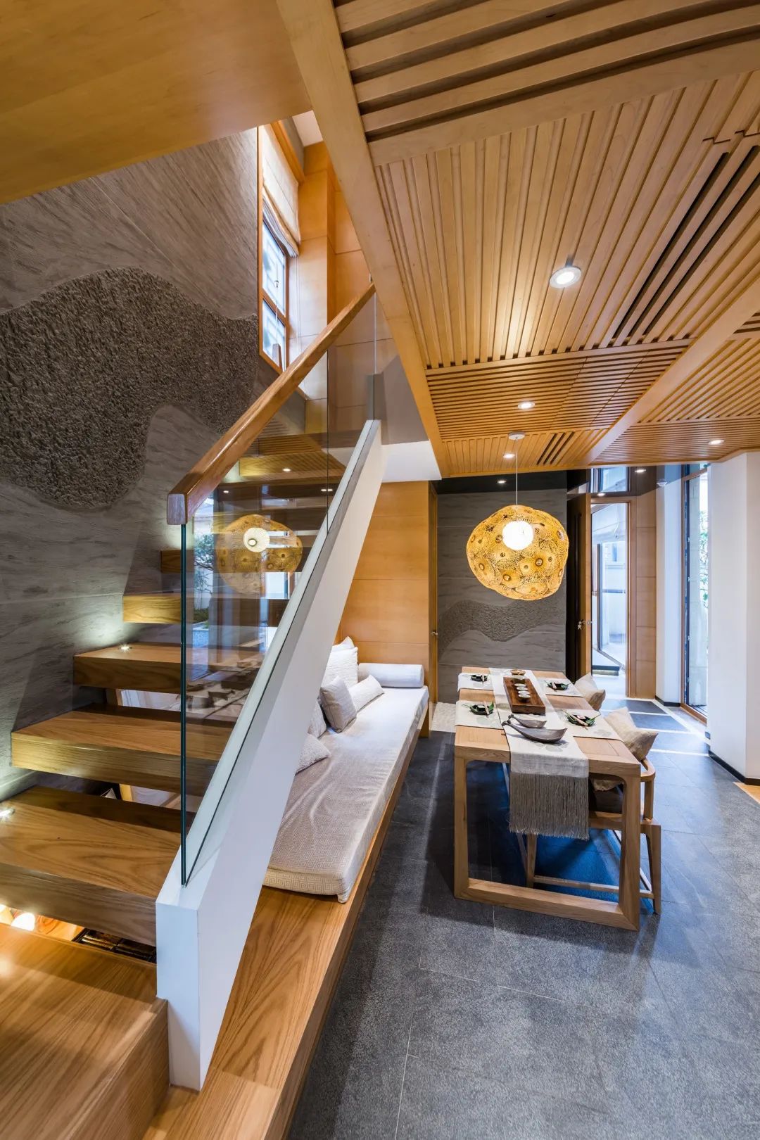 如果你家复式面积小,旋转楼梯是唯一选择,只占1㎡还自带曲线美!