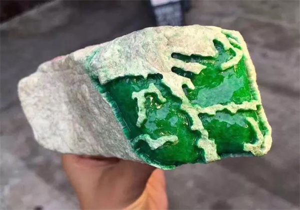 翡翠|3万买来一块翡翠原石，开窗直击600万！