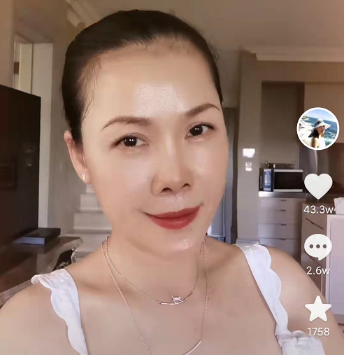 田震|56岁田震暴瘦快认不出，餐厅吃饭身上耳环3000，在国外开百万豪车