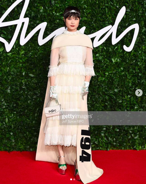 李宇春|李宇春老少女风格影楼风亮相2019英国时装大奖,造型师直接下线吧