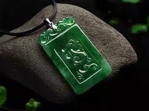 艺术品|盛气凌人,翡翠原石能雕刻而不剥落吗?