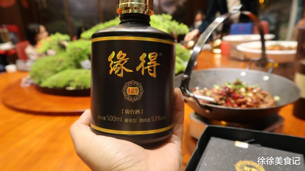 跟人碰杯喝酒时，很多人喜欢把杯子放低，这是什么意思？建议了解