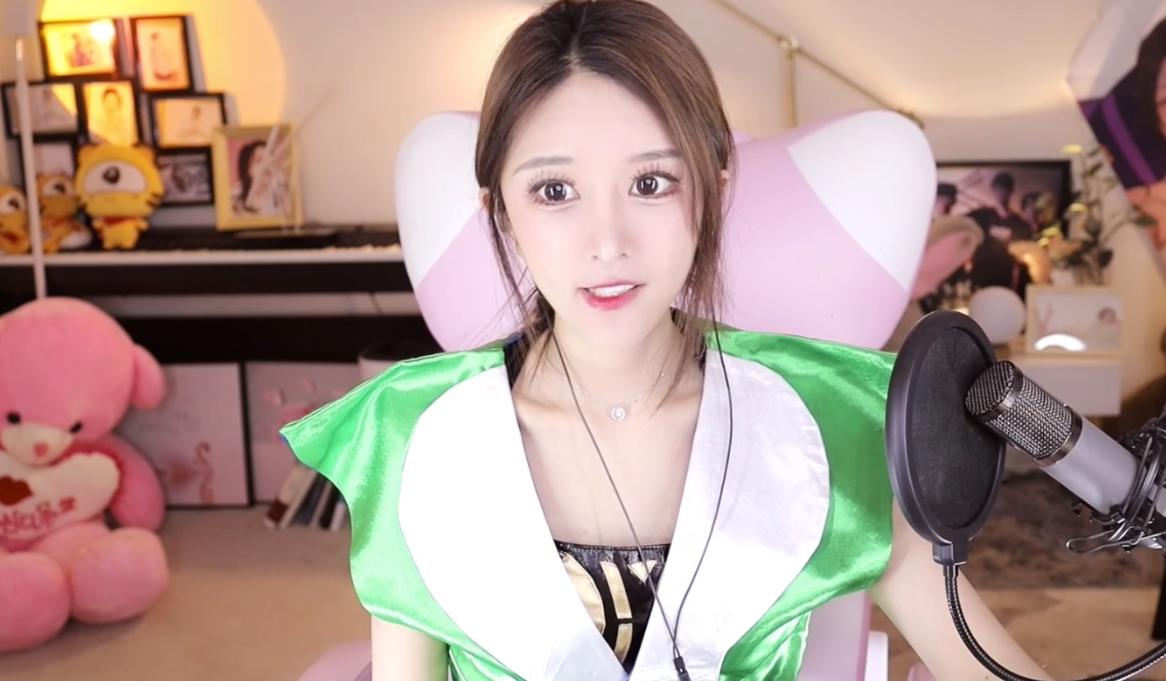 |“给导播加鸡腿!”林七七直播的时候脱鞋,网友:这个特写太经典