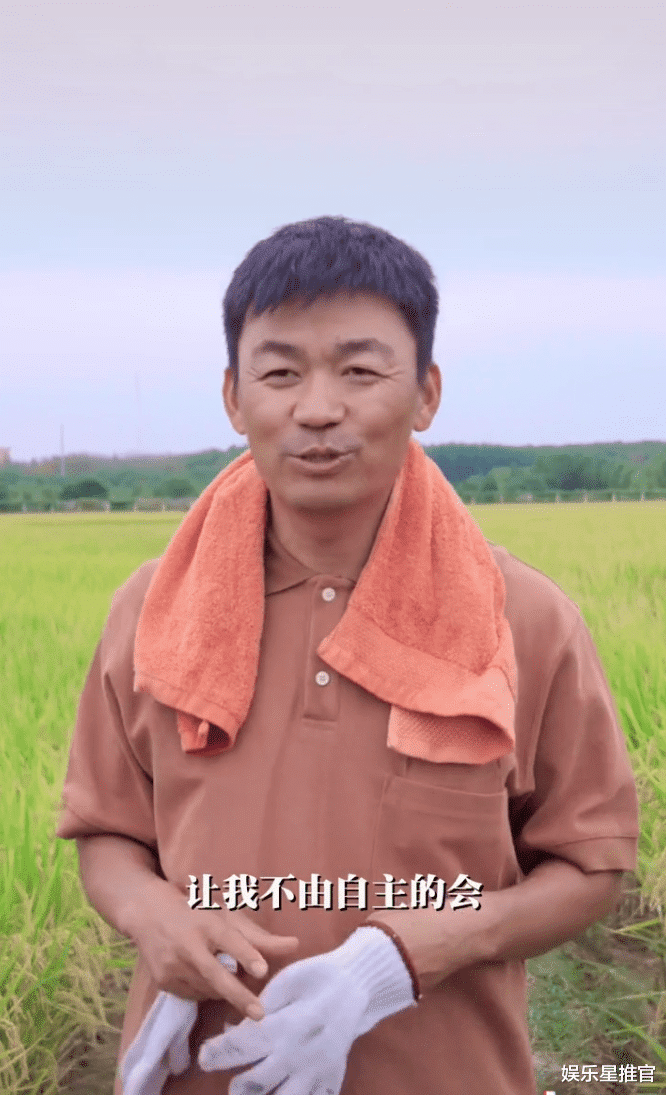 王宝强|王宝强穿着朴素下田里似农民,名模女友蹲地帮忙丝毫不嫌弃,男方却迟迟不娶她