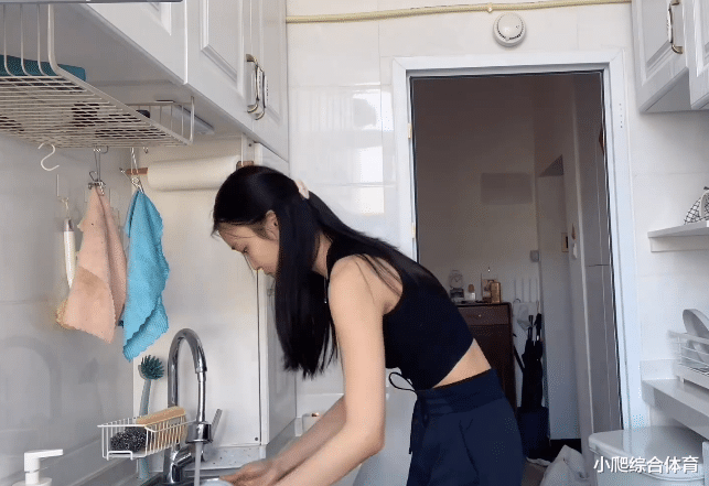 明星素颜|太美了!朱易素颜出镜,用“女友视角”为粉丝做面包,好身材尽显