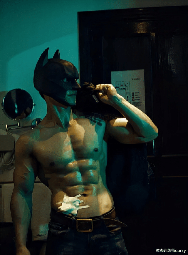 |国产“肌肉蝙蝠侠”引起围观,网友:好想被拯救啊…
