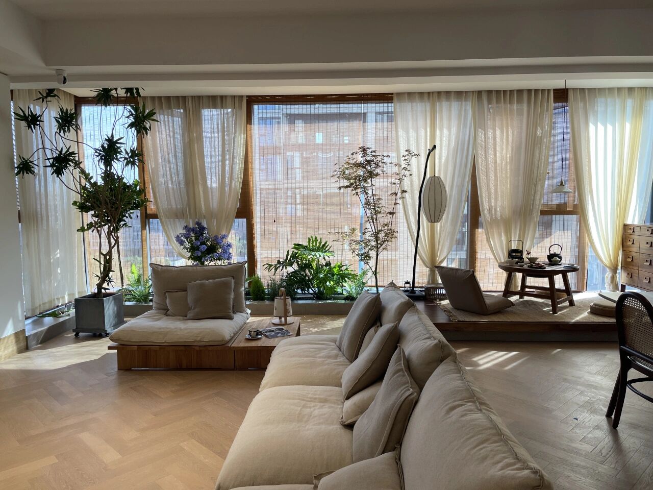 封闭式阳台,一样可以“造花园”,教你改造有花有鱼的室内花园