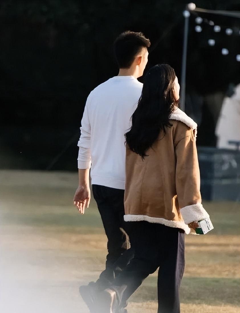 黄景瑜|《他从火光中走来》剧照曝光，黄景瑜张婧仪露营烧烤，美感十足