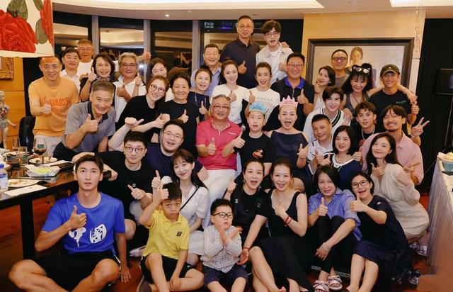 护肤品 宋丹丹买护肤品被偶遇！指挥店员拿货气场足, 保养的不错
