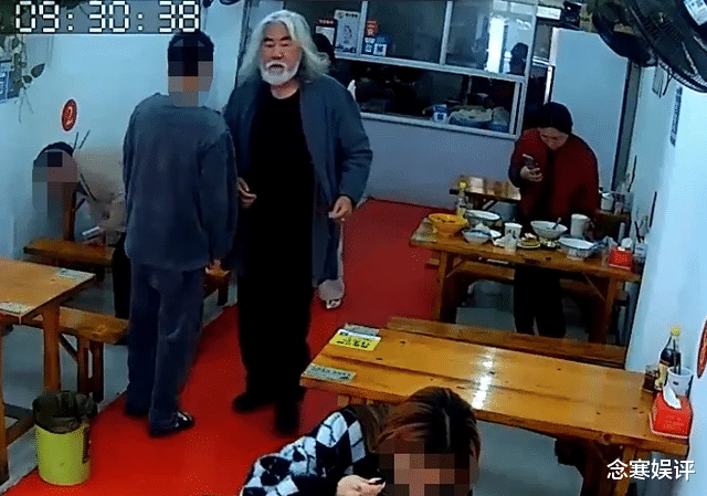 张纪中|71岁张纪中带娇妻吃快餐，点了满满一大桌子的菜，被夸节俭接地气