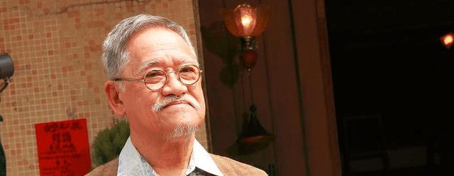 吴耀汉|吴耀汉儿子在海边玩得很开心!白发显沧桑,4位性感美女陪玩跳水