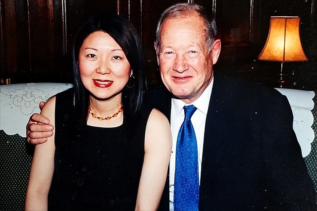 英国69岁亿万富豪,娶小36岁外卖员生3个孩子,如今怎样了?