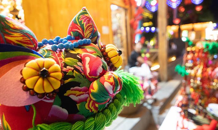 驻马店|夕照皇家驿站气势恢宏，夜幕降临灯火璀璨，避暑纳凉人流如织