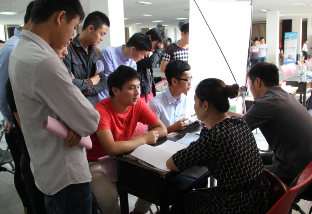 招聘|“茅台集团”公开招聘，最高年薪30万，六险二金还有望“分房”