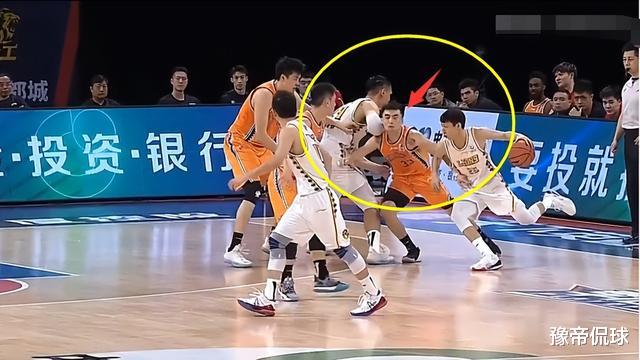 许钟豪|毁中国篮球未来！严惩CBA恶汉许钟豪，艾伦镇麟伤了，亚运会咋办