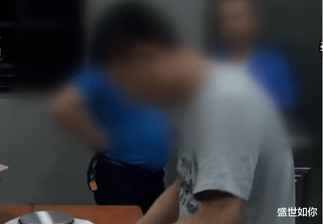 毒枭在看守所下跪向女友求婚,警察觉得奇怪,查明后女友改判死刑