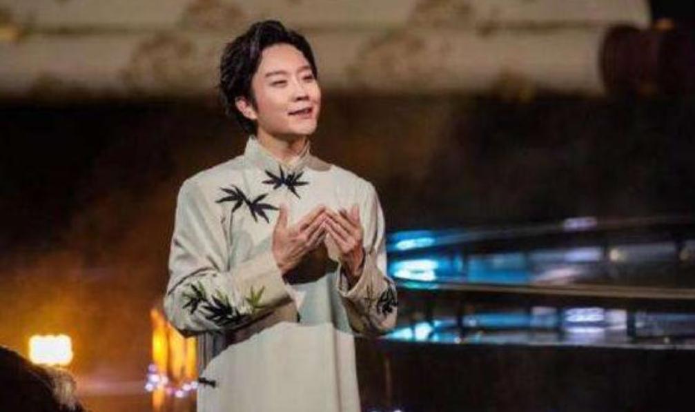 李玉刚农村老家罕曝光,厨房屋顶都是木头构建,柴火灶满是裂痕