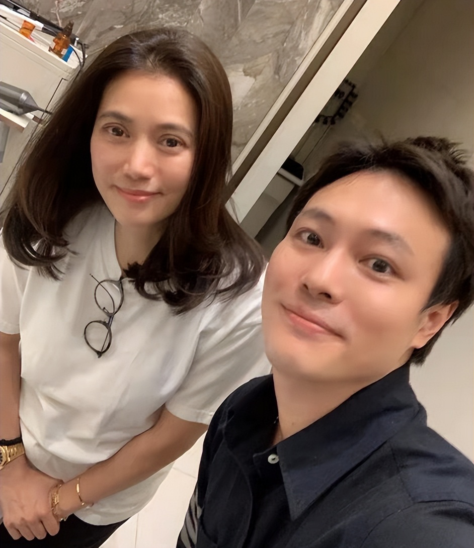 张家辉|54岁张家辉穿拖鞋逛深圳!花1993元剪发,美女店员下蹲合影