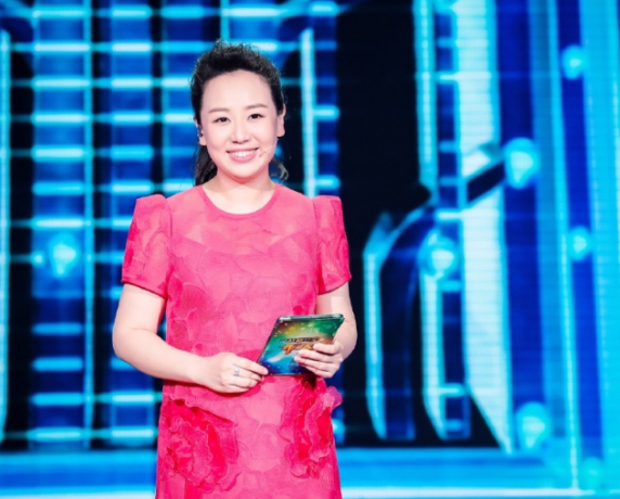 吴宣仪|39岁童星关凌站马路中间跳舞，公众场合没戴口罩，行为遭吐槽