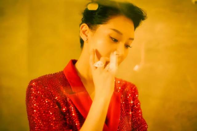 许晴|51岁许晴不服老！紧身衣下的细腰太抢镜