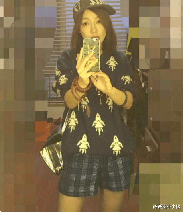 薛佳凝晒出自己的家,如今过上佛系生活,家里家具都很老旧