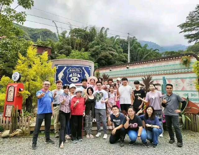 小S|小S与老公许雅钧带全家游玩，力证婚姻幸福美满