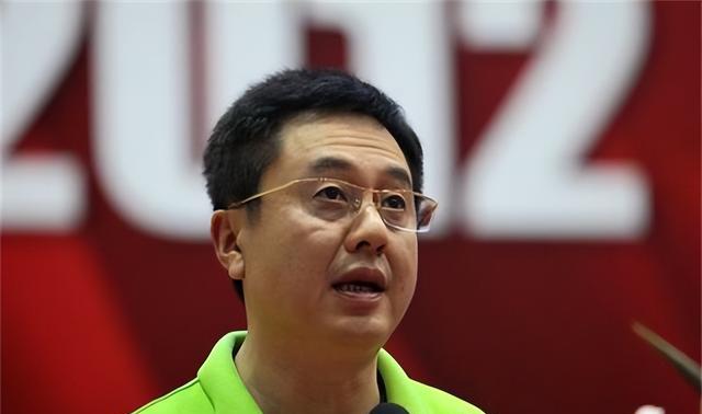 施之皓|国乒最具争议教练？搞地下情被开除，干涉队员恋爱却娶小23岁爱徒