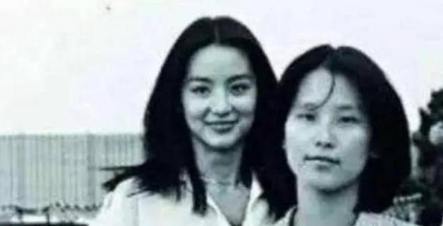 林青霞|林青霞与姐姐失散36年，一见面就塞给她20万，姐姐做法让人敬佩