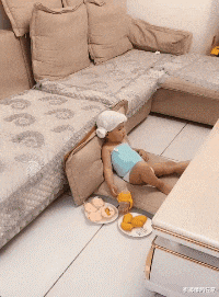 成龙|成龙与空姐合影惹争议，被曝索要女方电话住址，隔天送上签名礼物