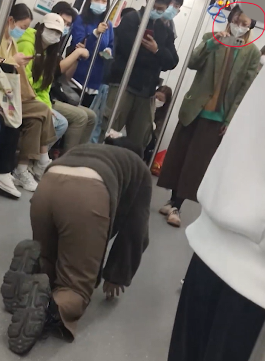哗众取宠!杭州地铁“女子爬行”疑行为艺术,中国美院:正核查!