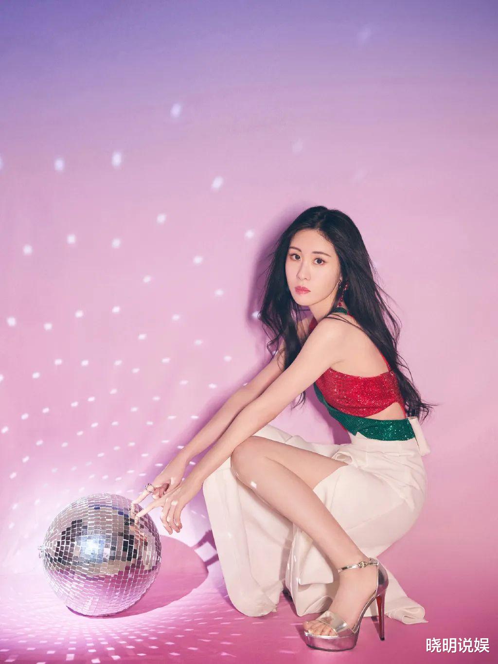 张碧晨|张碧晨“闪光”舞台大放异彩，浪漫红绿吊带白色开叉长裙尽显魅力舞台感十足