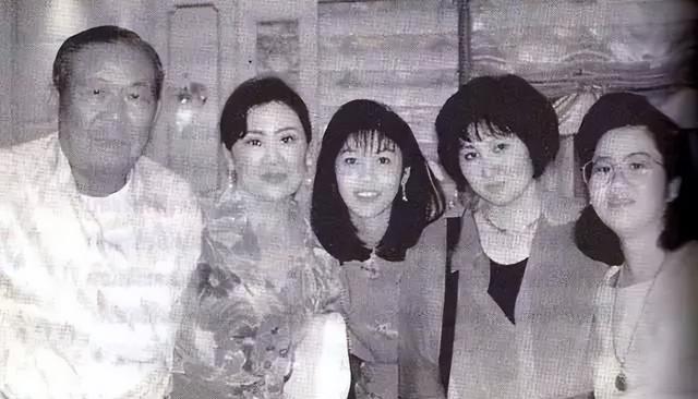 |55岁英拉气质绝了！18岁的儿子又高又帅成绩优秀，获奖让妈妈骄傲