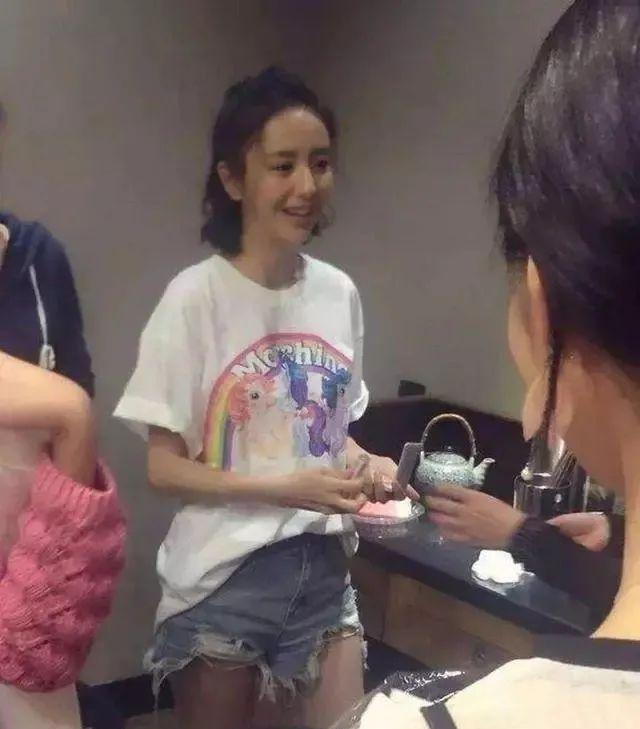 佟丽娅|女星曾经有过的小缺点:张子枫有斜方肌、佟丽娅是黑油皮