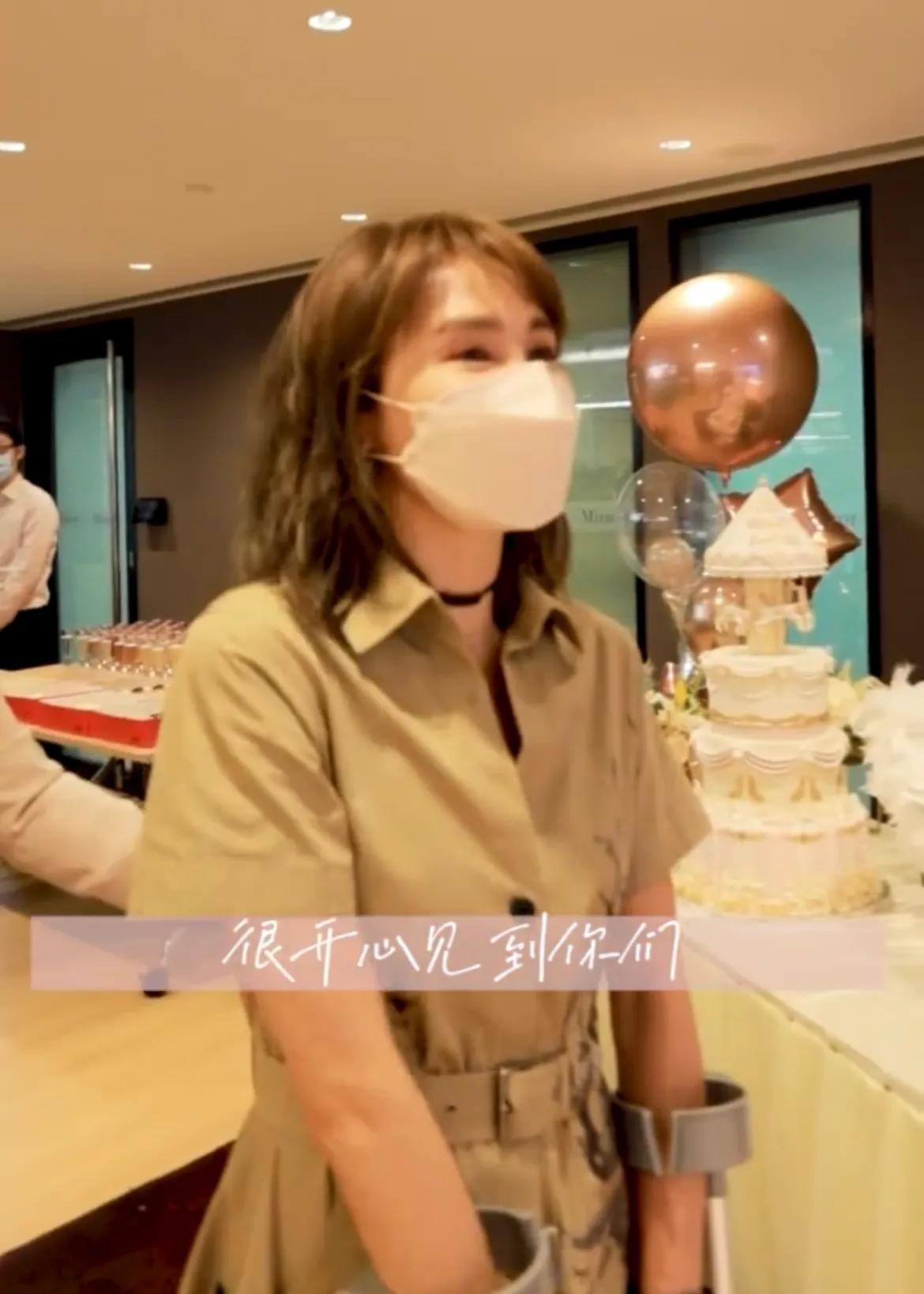 黎姿|黎姿晒照庆祝51岁生日,穿露肩裙美丽动人,和家人同框画面温馨