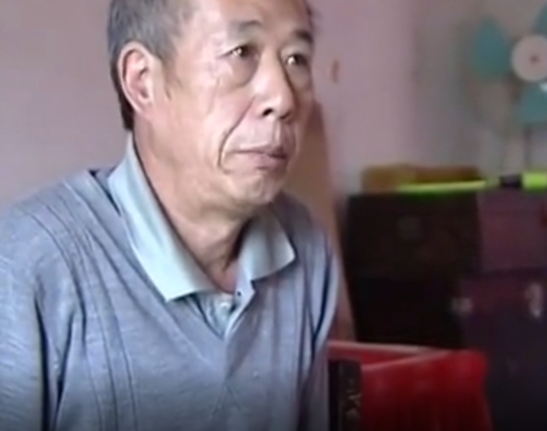 男子抛妻弃子20年,晚年被骗光财产想回家,女儿:敢进家门我跳楼