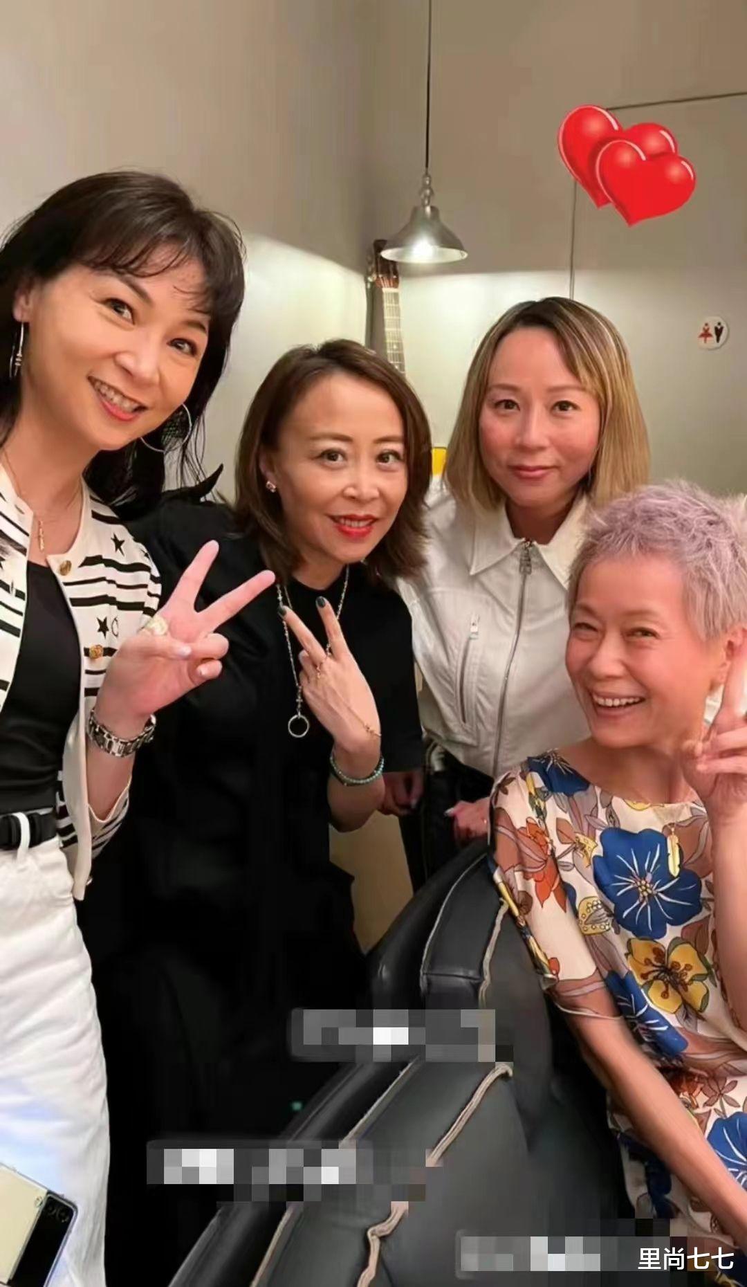 叶童|叶童怎么老成这样！满头白发穿得都很奶奶范，朋友镜头下太沧桑