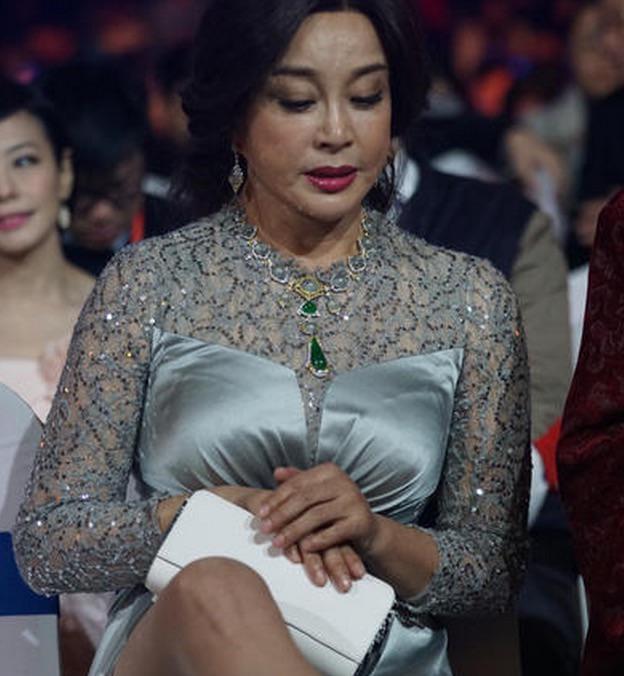 金晨|刘晓庆颜值下滑衰老，但化妆显得年轻点，爱美又不分老人年轻人