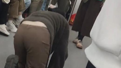 哗众取宠！杭州地铁“女子爬行”疑行为艺术，中国美院：正核查！