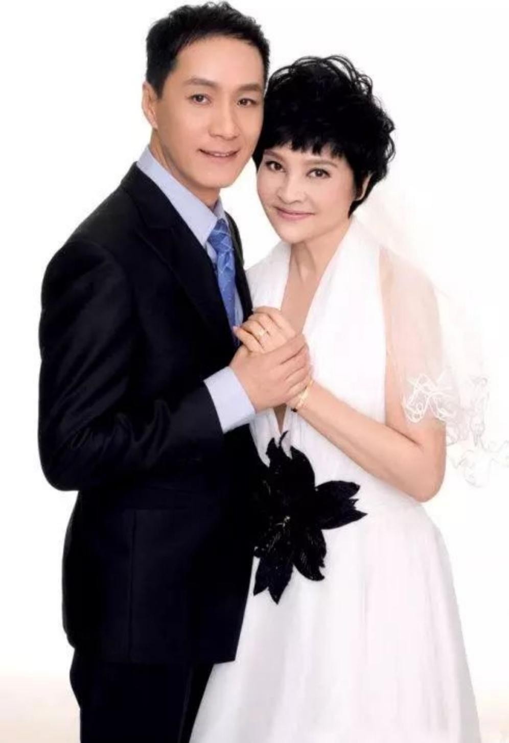 冯远征|冯远征：娶大8岁梁丹妮，婚后宠妻28年，如今年过半百满是遗憾