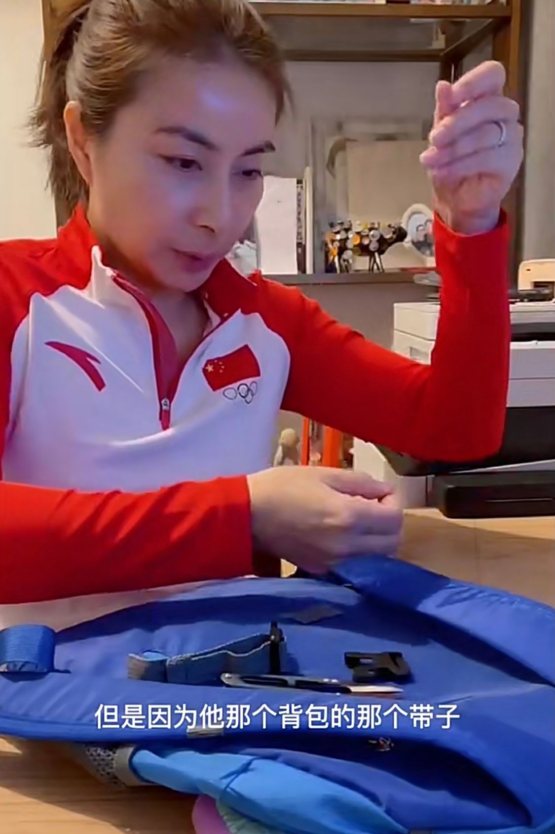 Vogue 郭晶晶真是阔太中的清流，穿国货帮儿子手工缝书包，针线活真不错