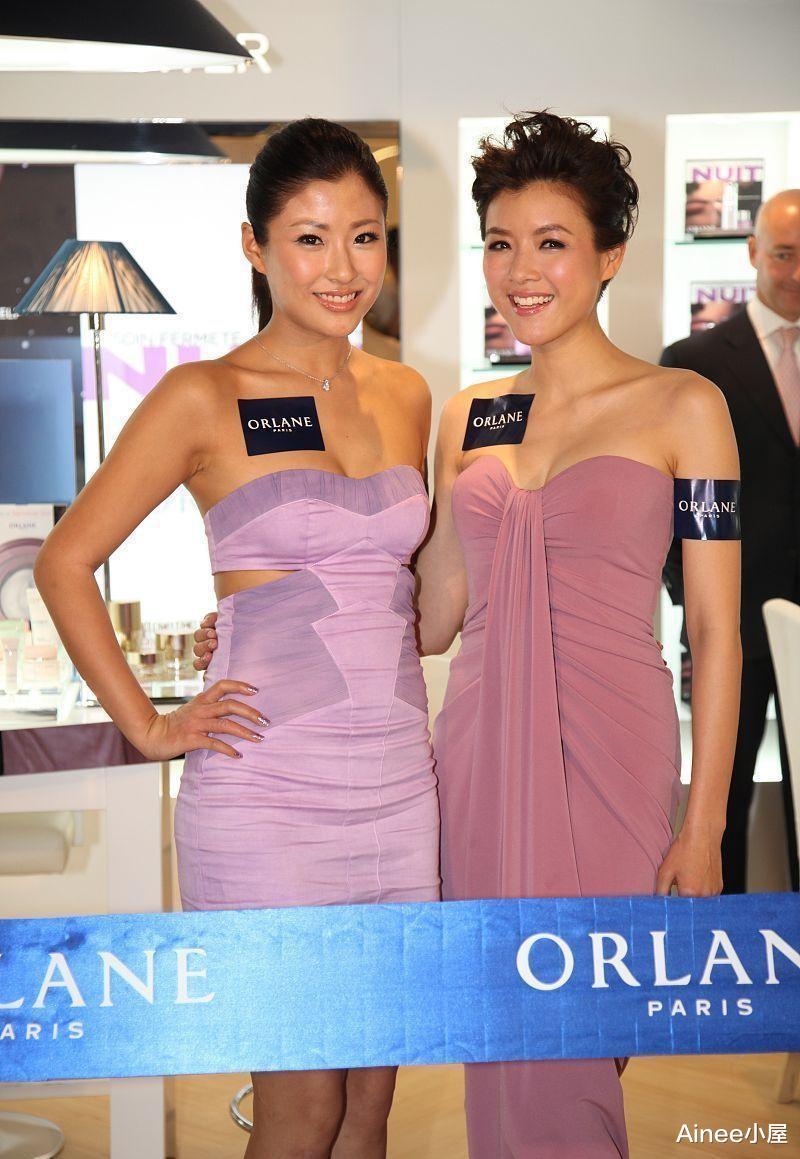 洪金宝|陈茵微和洪金宝儿媳妇同框，都穿抹胸裹身裙窈窕精致，显出好气色