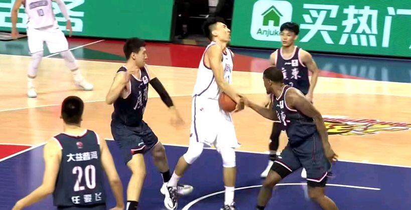 广东男篮|11分3篮板！周鹏爆发勇挑大梁，莱多10+6超强硬，杜锋收获全能悍将