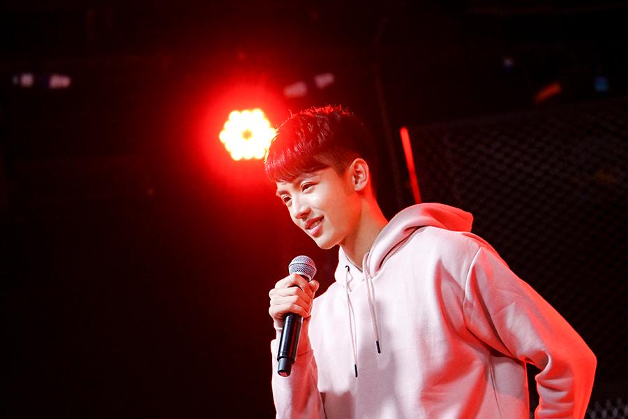 周峻纬|进圈就公布婚讯，出道至今老婆没被扒出来，20岁结婚想把她留身边