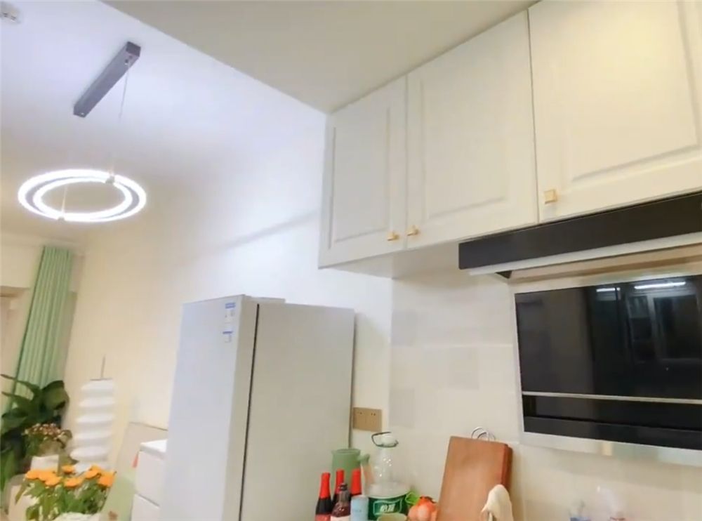 姑娘买下28㎡小家,利用2米9层高做夹层卧室,一个人住也太爽了