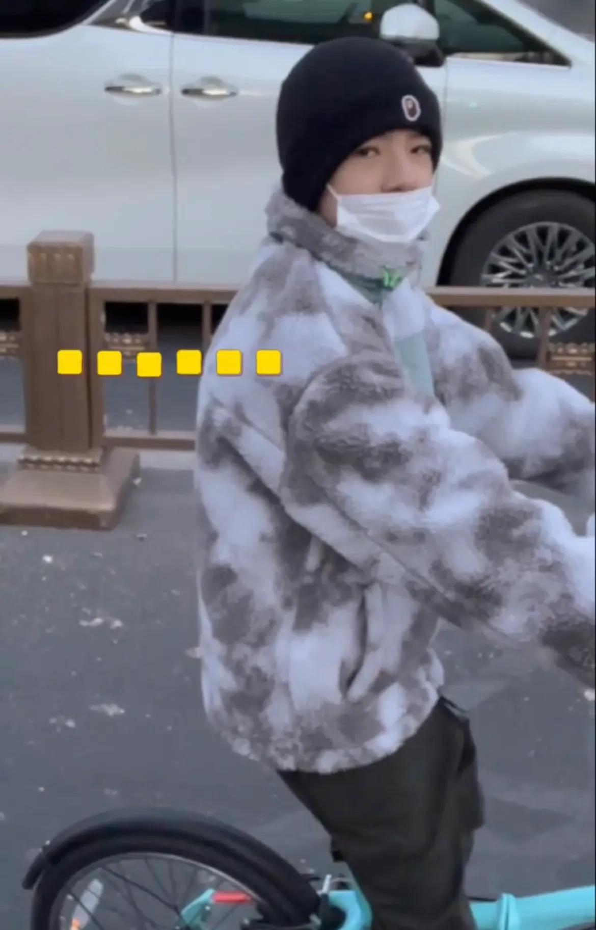 董洁|42岁董洁和儿子去买水果,被认成是“姐妹”,13岁顶顶五官太漂亮