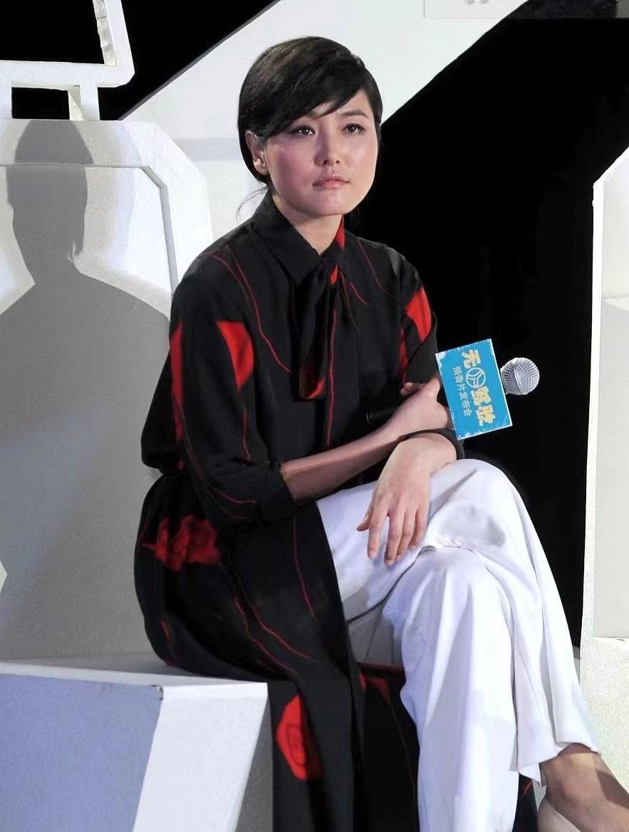 和面 林心如与张延同台气质被碾压，张延穿衬衫裙成熟大气，剪短发好美